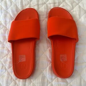 Lululemon women’s Restfeel slides